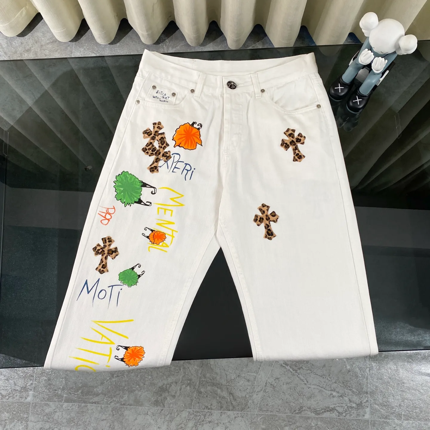 P240 CH Chromehearts 2025 new Mattyboy hand-painted custom CH painted graffiti leopard print cross patchwork leather jeans jeans jeans top ceiling quality styles with different washed textures, very friendly to people with thin legs and thick legs, the straight and loose version is very flattering to the leg shape. Timeless and moderate length, easy to match with casual, basic styling for various styles, a must-have in the wardrobe! The fabric is stiff but also makes the upper body soft without losing texture. The washing process is even more perfect. It is a must-have item for everyone! ! ! Washed wheat, hang tag, pants label, three complete labels, color: white, size: 28, 30, 32, 34